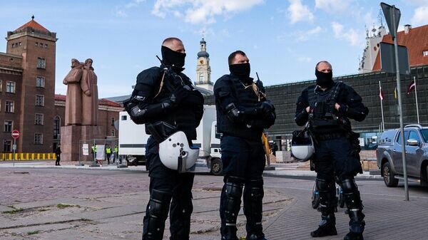    Сотрудники полиции стоят в оцеплении на несанкционированном митинге против сноса памятника советским воинам-освободителям Советской Латвии от немецко-фашистских захватчиков в Риге© РИА Новости / Стрингер