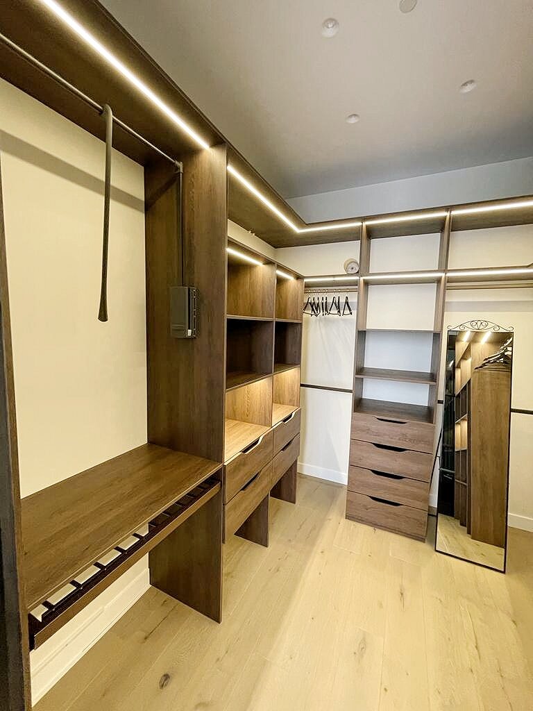 Гардеробная производства StoriesHome по индивидуальному проекту клиента