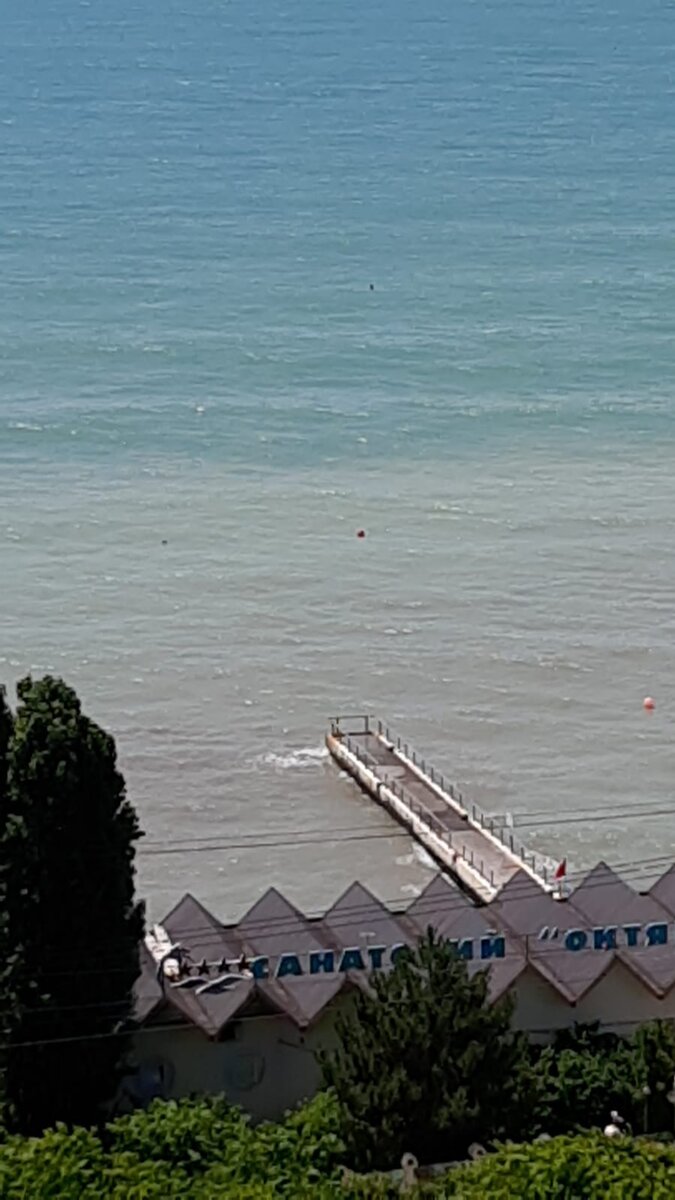 Само море уже давно чистое в своих глубинах, но не около берега. 