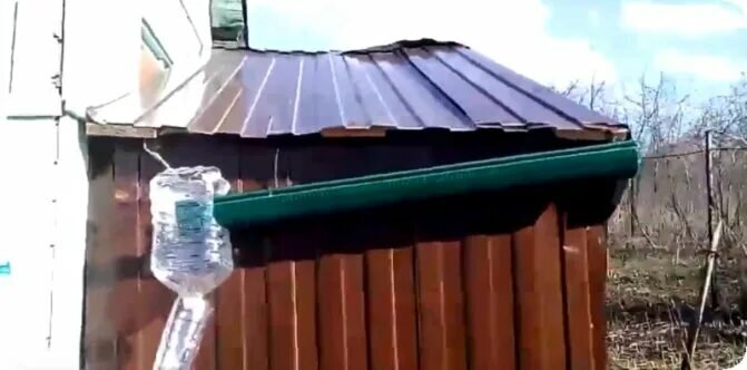 Слив для крыши из металла или пластиковых бутылок. Строим водосток своими руками.