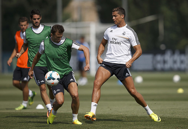 Криштиану Роналду (справа) и Денис Черышев из "Реала" во время тренировки на тренировочной базе Вальдебебас 17 июля 2013 года в Мадриде, Испания. Фото © Getty Images / Angel Martinez / Real Madrid