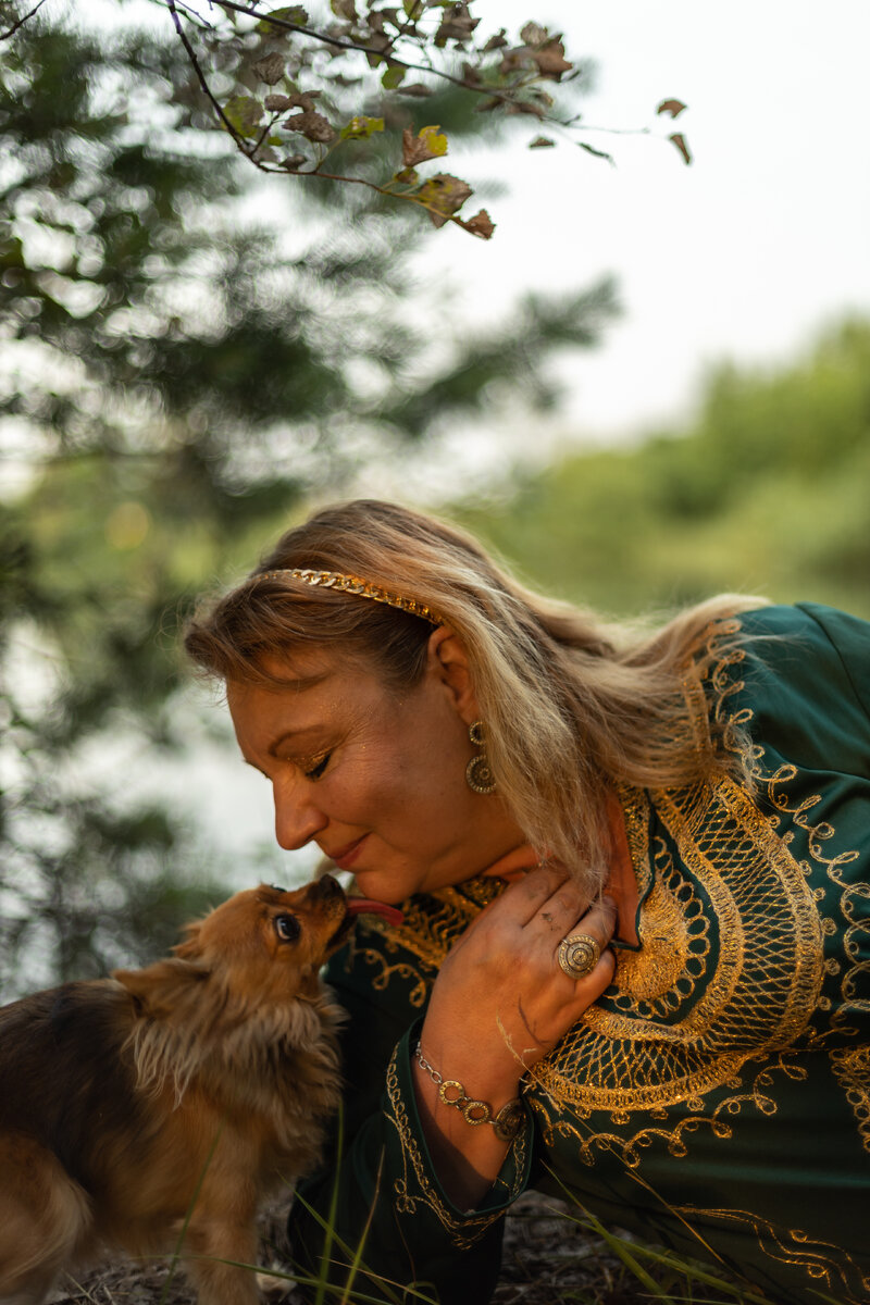 Я и моя Тасичка, которую мы лечим любовью уже более 5 лет. 