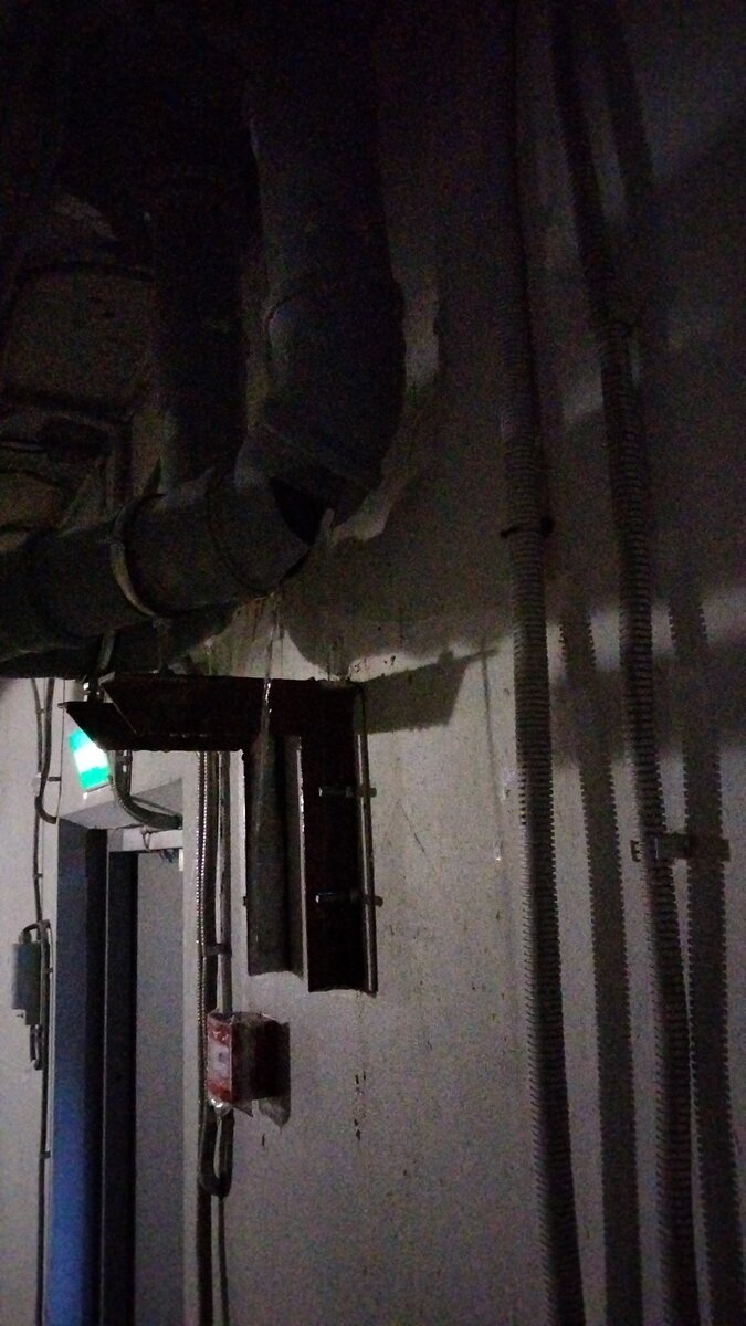 Разбитый первый канализационный стояк.