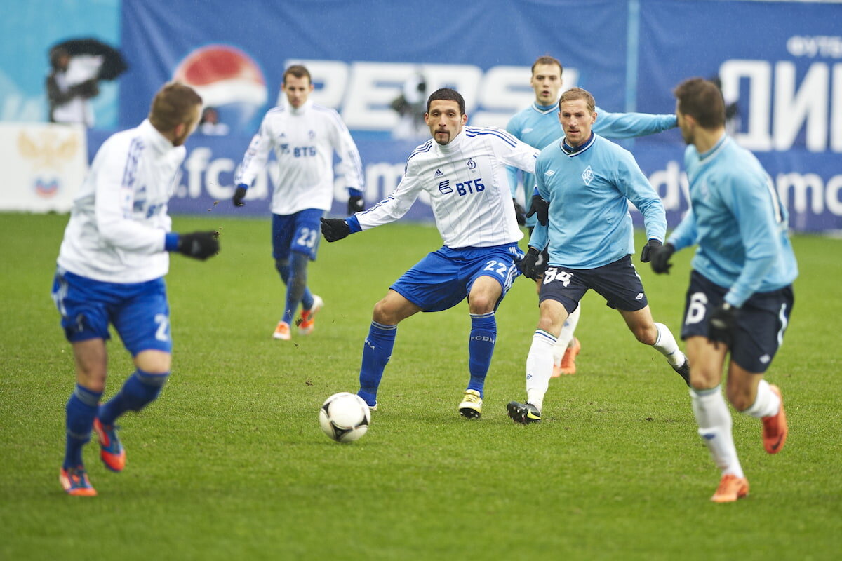 Кевин Кураньи (в центре)