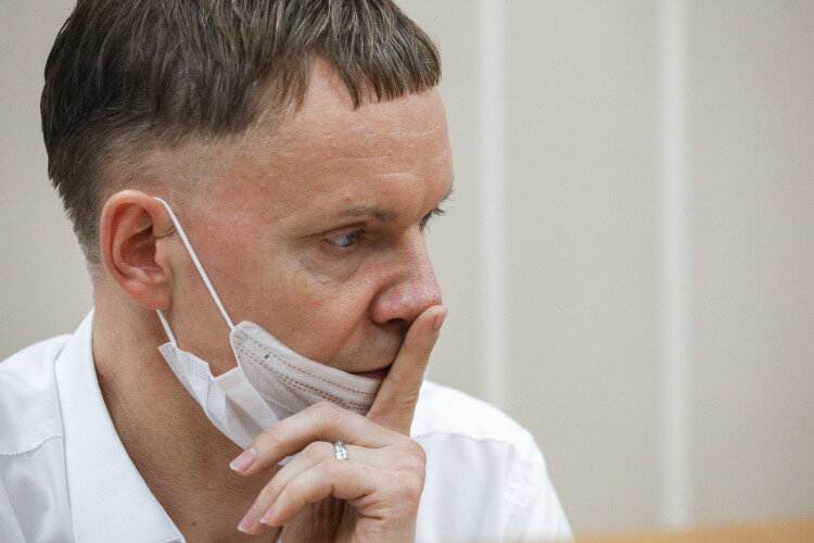 Адвокаты выступили с ходатайством о приобщении к материалам дела медицинской справки о состоянии жены Анастасии. «Она была прооперирована пять дней назад…» (на фото — адвокат Вадим Максимов). Фото: «БИЗНЕС Online»