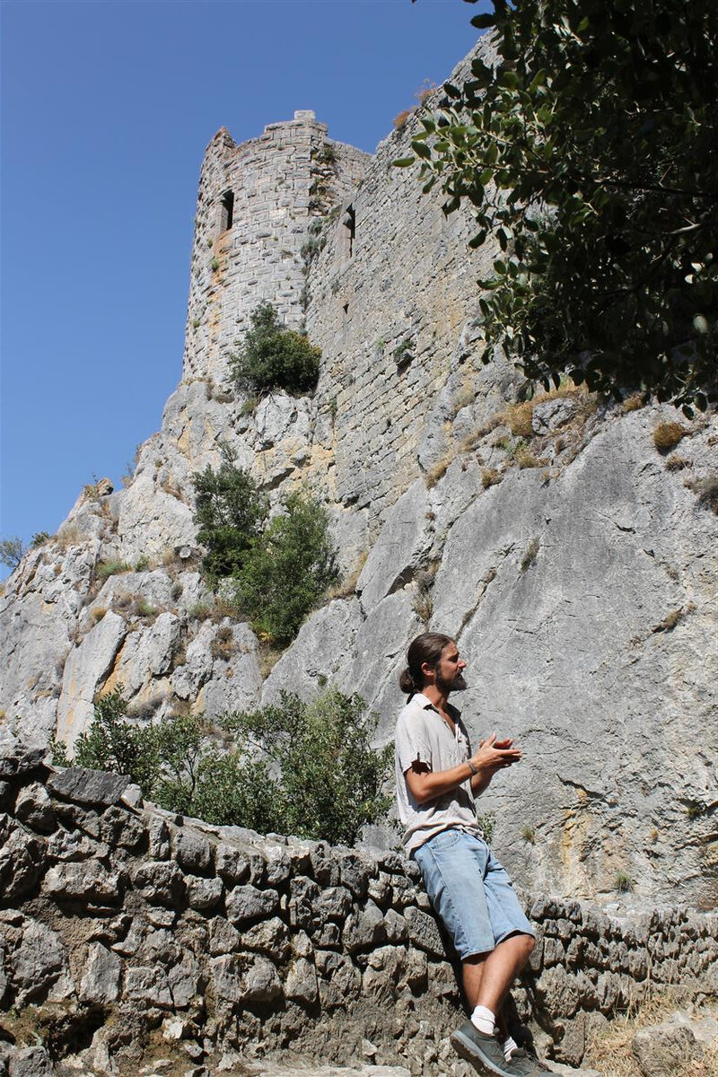 Наш гид перед входом в замок. 