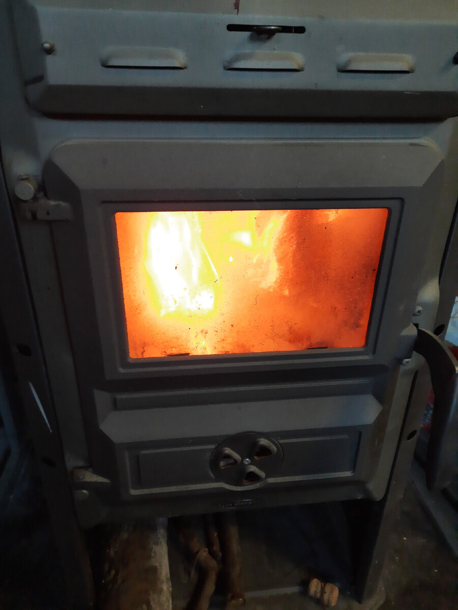 Сегодня печку решили протопить.