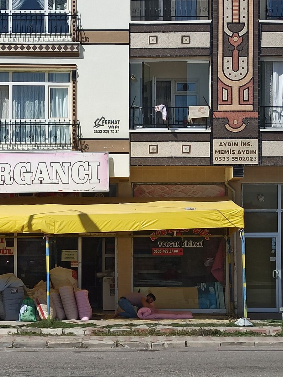 Мастер сворачивает одеяло 