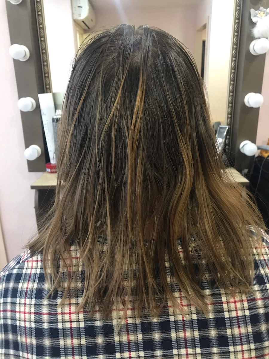 Это вид  прически сзади 