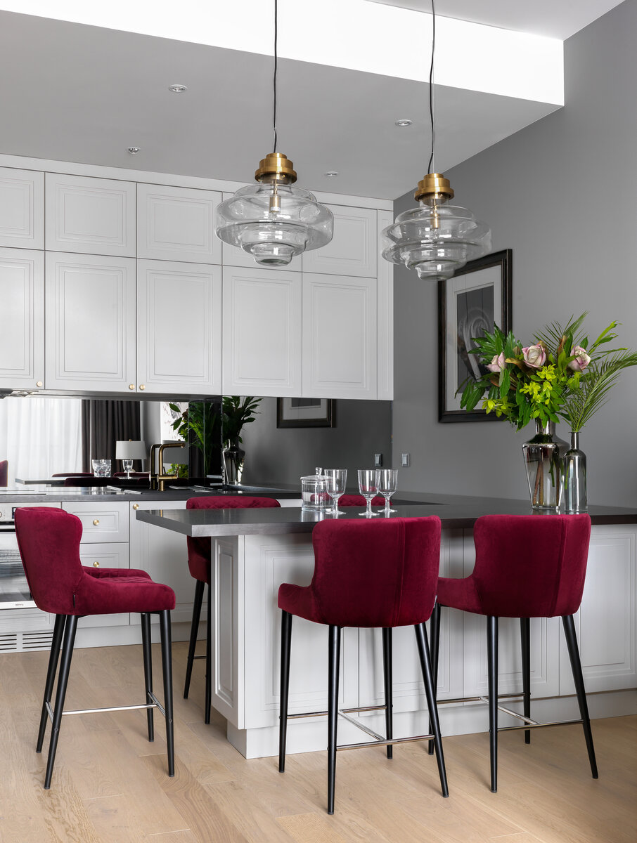 Кухня Victoria Vlasova Interiors - в неоклассическом стиле в серых тонах 