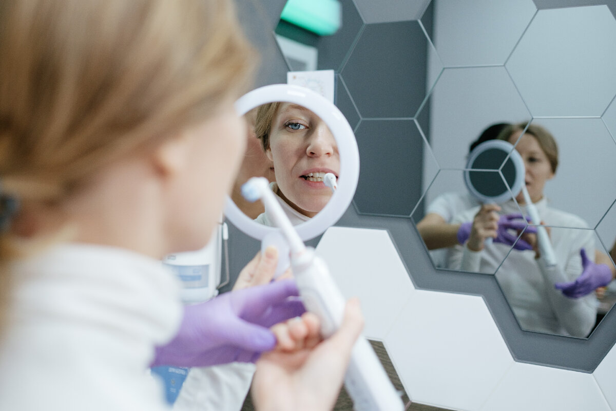 Обучение гигиене полости рта в Astra Dental Clinic.