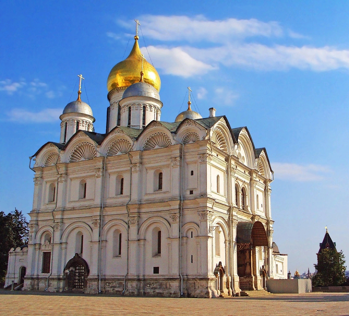 Архангельский собор Московского Кремля. Фото 2011 г. 
В 2015 г. было проведено масштабное исследование (98 страниц А4) кривдобиографий 55 князей, якобы захороненных в саркофагах на полу этого собора-усыпальницы. Обнаружилось, что бóльшая часть этих знаменитых персонажей – никогда не существовавшие в действительности фантомы, дубликаты других князей. Это исследование составило хребет Новейшей Реконструкции подлинной истории древней Руси XIII – XVIII вв.