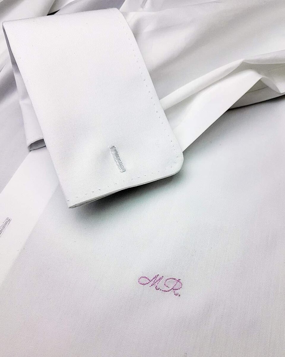 Монограмма заказчика, ручная строчка на манжете и вручную обметанная петля на строгой сорочке в ателье Bourbaki.