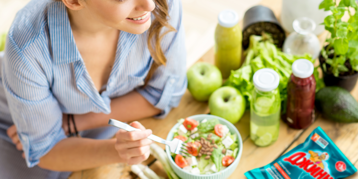 Девушка ест салат с семечками Джинн