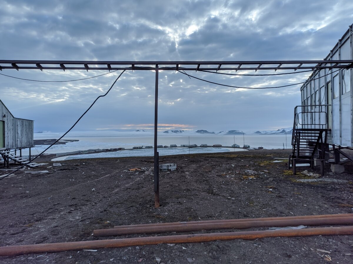 Вид с Прыща на Космическое озеро, обсерваторию Дружную и окружающую акваторию. Остров Хейса, Земля Франца-Иосифа. Фото автора