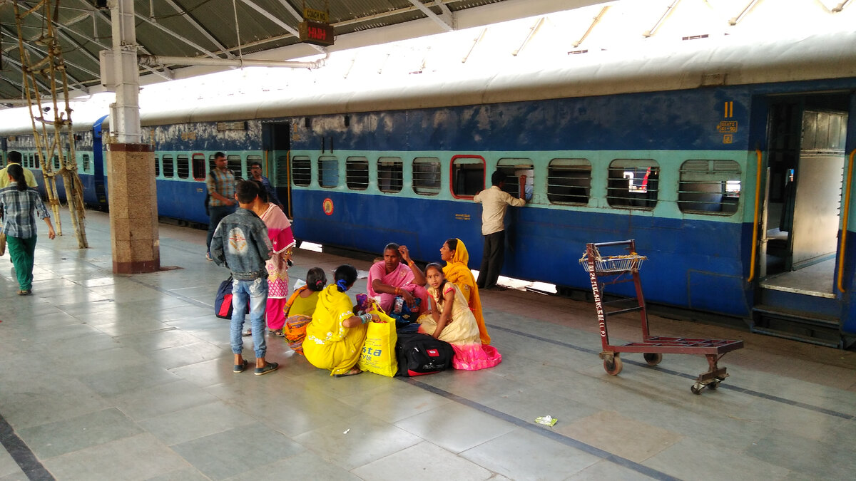 Индийский поезд перед отправлением, вагон класса слипер.