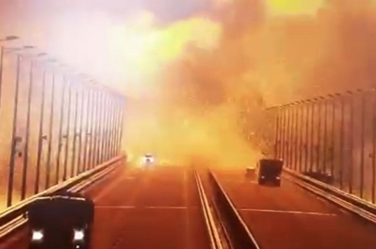    Появилось видео с фурой, предположительно, взорвавшейся на Крымском мосту
