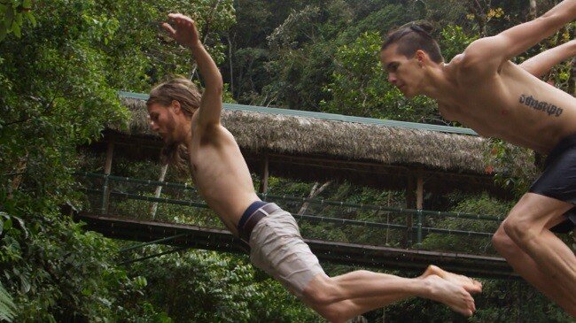 Я не буду упоминать про совсем уж банальные вещи вроде спорта и нормального сна. Да и про Гарвардское исследование счастья вы наверняка слышали (1). Самое продолжительное исследование, где установили, что хорошие взаимоотношения в семье и достаточное количество друзей – главный предиктор счастья, это превосходит и заработок, и маркеры здоровья.