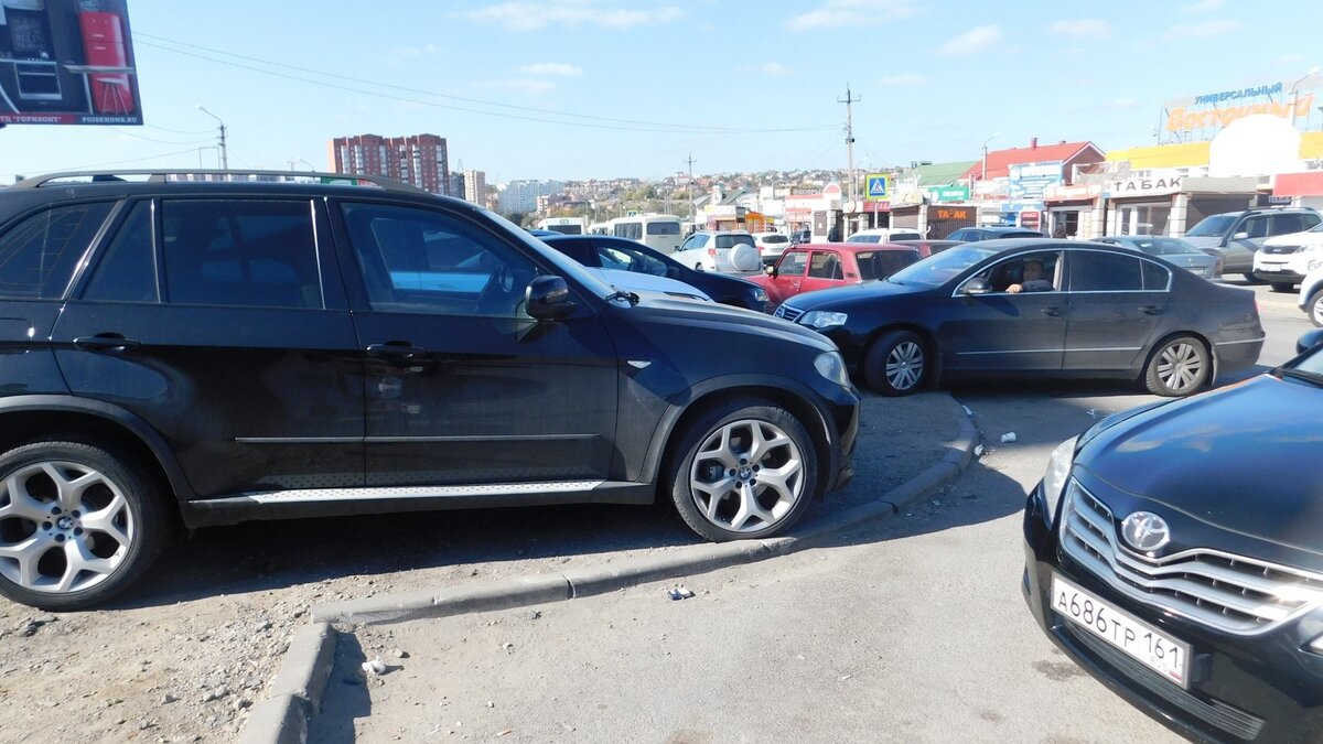     На пути во Владивосток судно, груженое японскими автомобилями, попало в сильный шторм. Некоторые автомобили получили сильные повреждения.