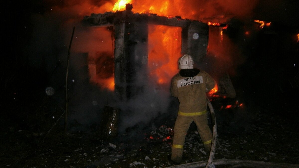     К настоящему моменту пожар локализовали, пострадали 130 квартир, есть жертвы, подробностями поделились в УМЧС по Краснодарскому краю.