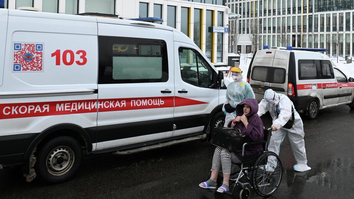    Бригада скорой помощи доставляет пациента в городскую клиническую больницу №40 в Коммунарке© РИА Новости / Максим Блинов