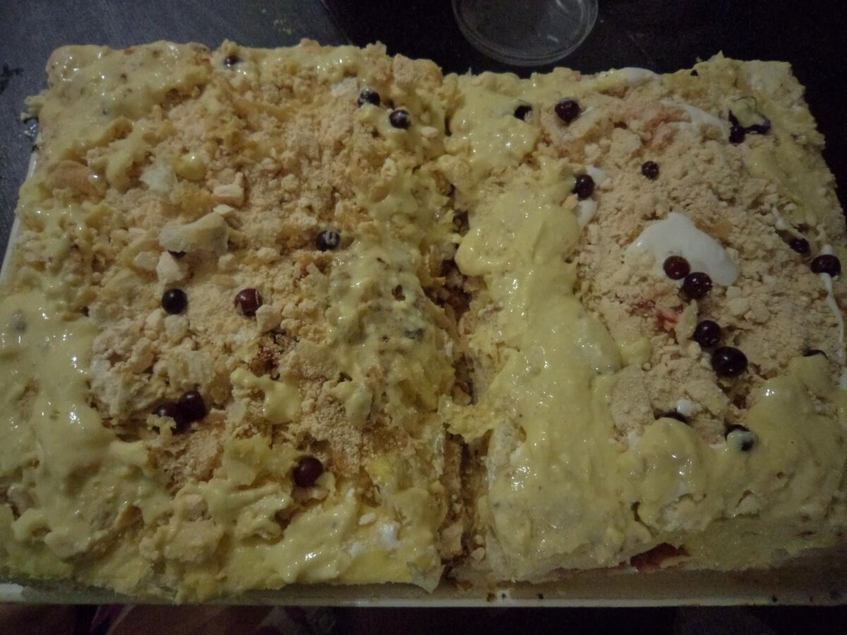 Выпекалось на много человек и поэтому такие огромные торты. И коржи сделала квадратные. Но круглые милее смотрятся)) Фото автора.