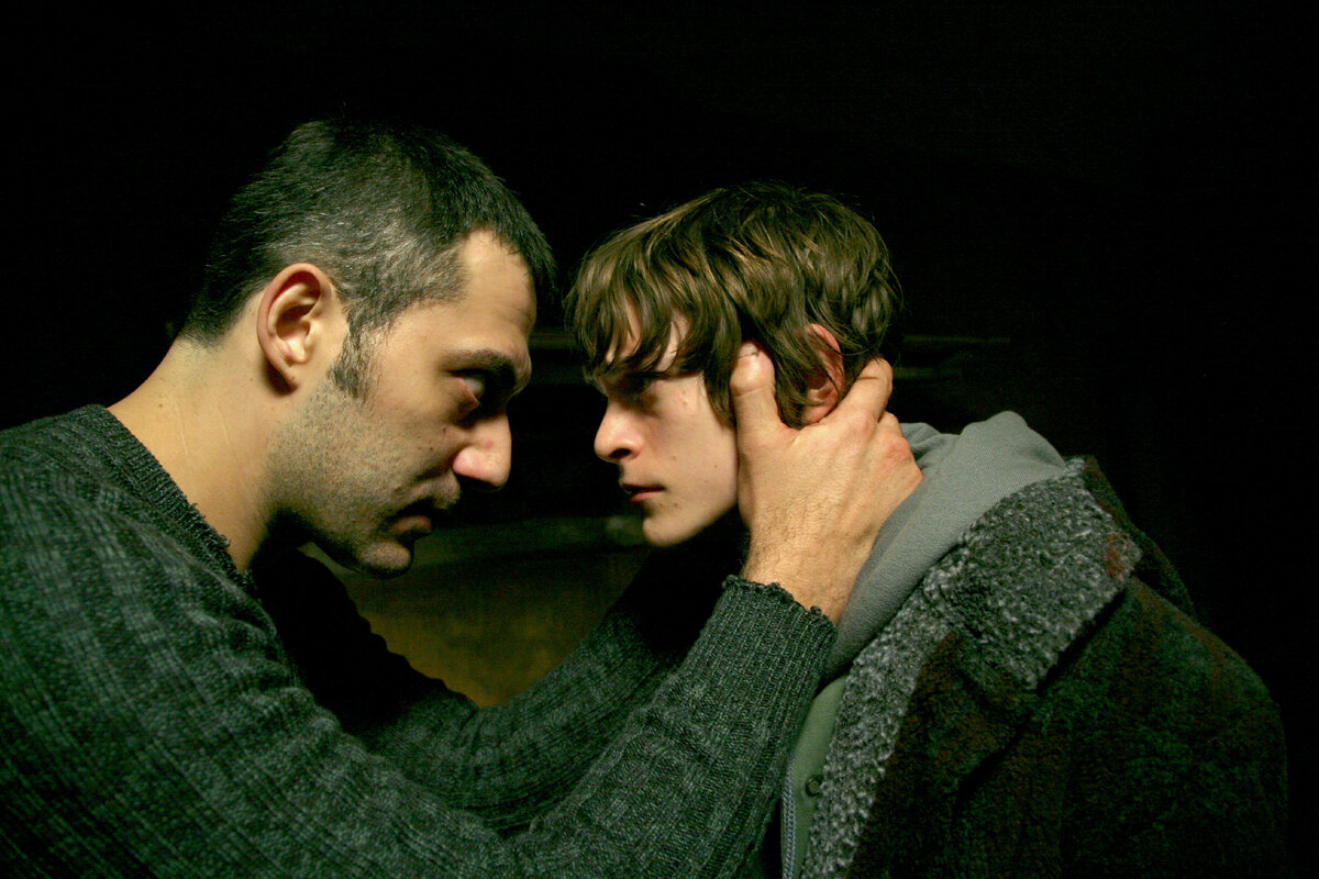 Отец и сын 2003. Отец и сын фильм 2003. Два друга. Фильм про взаимоотношения отца и сына. Вражда двух мужчин.