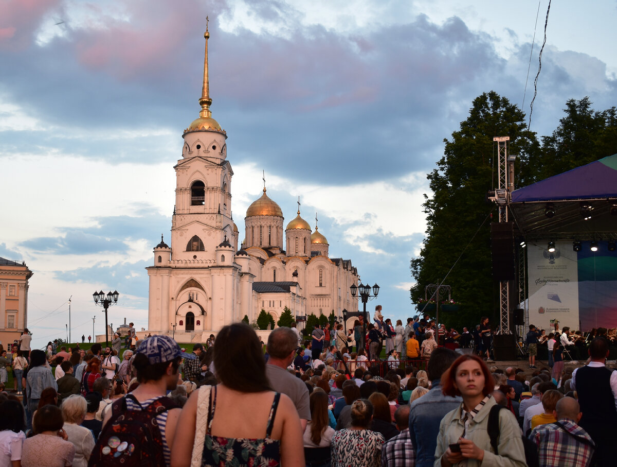 Вот на таком фоне во Владимире был организован симфонический оркестр - можно ли представить себе что-то более насыщенное культурными ценностями?