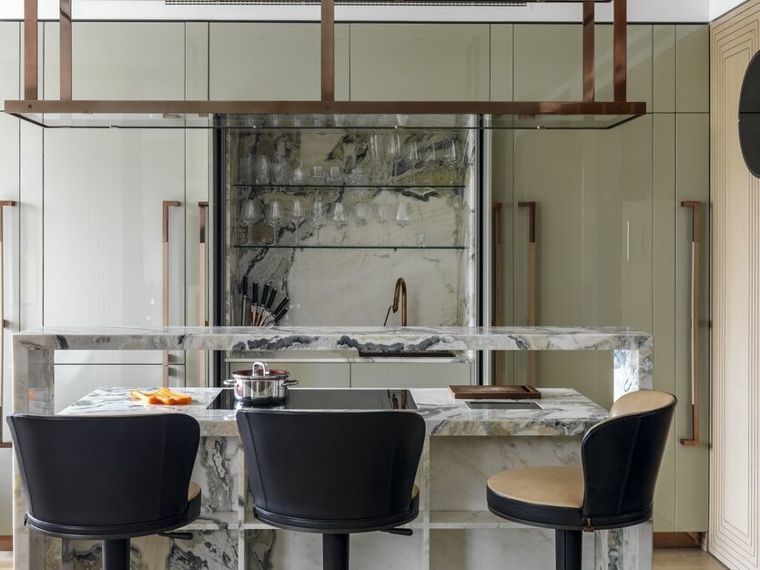 Зона кухни. Из необычного: система хранения из мрамора и стекла. Авторы проекта: Дмитрий Кулиш, Мария Светлова. Фото: Massimo Listri.