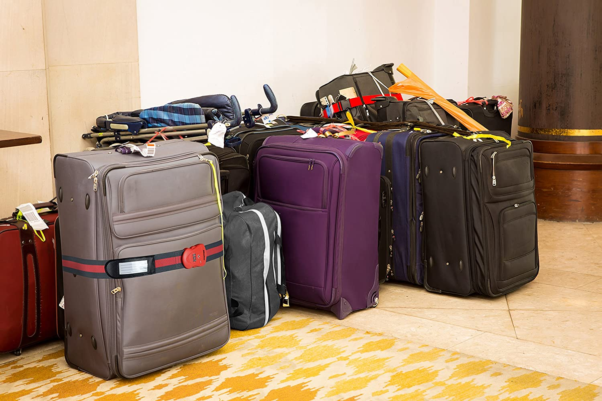 Где оставить чемодан. Собранные чемоданы. Чемоданы с вещами в комнате. Собранные чемоданы с вещами. Собранный чемодан.