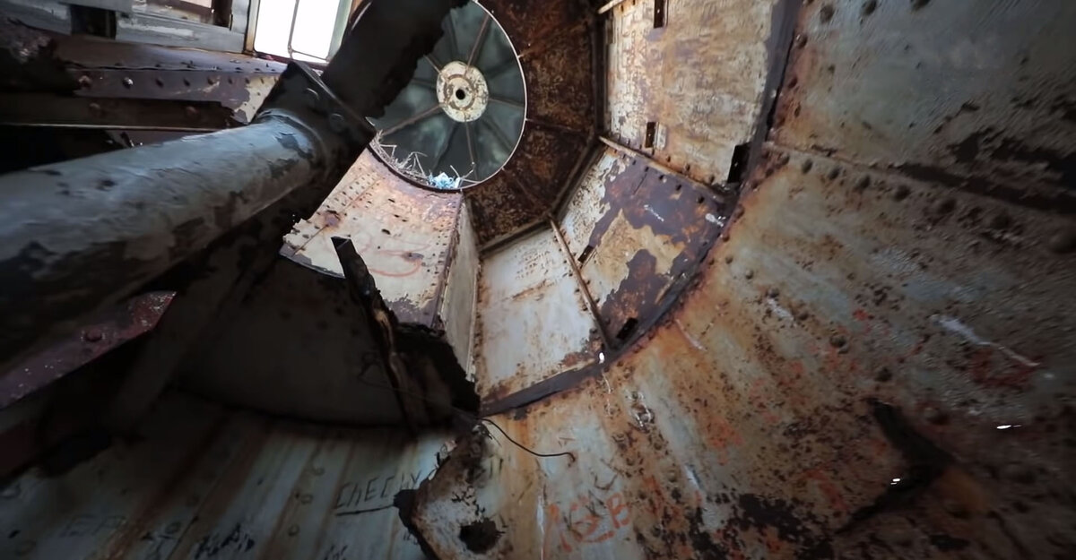 Печальный вид маяка изнутри