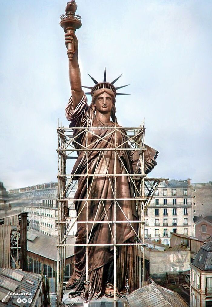 Источник: https://www.reddit.com/r/interestingasfuck/comments/o5bfta/the_statue_of_liberty_in_paris_france_1886_before/