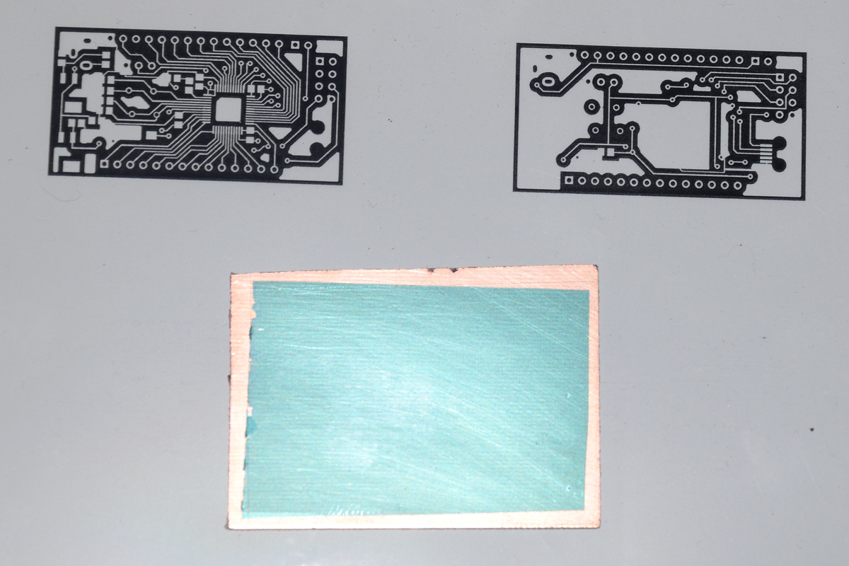 Фото 1. Заготовка платы с нанесенным фоторезистом и шаблоны верхней (слева) и нижней (справа) сторон, еще не собранные вместе.