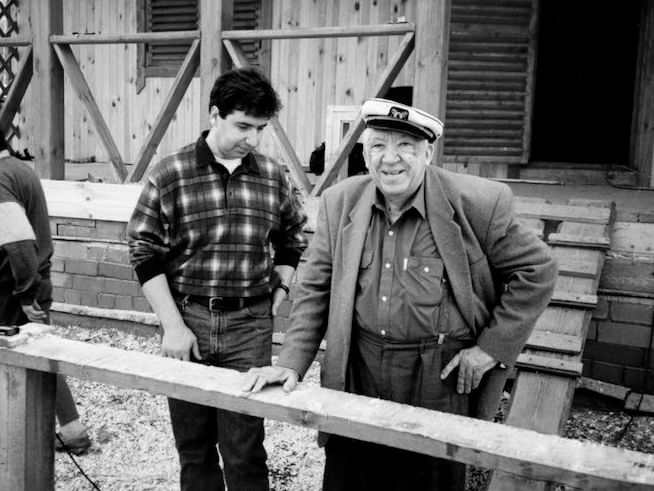  Иметь свою дачу в советское могли себе позволить далеко не все представители творческой элиты. Если кому и выделяли участок, то строиться приходилось самому. Искать по блату доску, кирпичи.-3