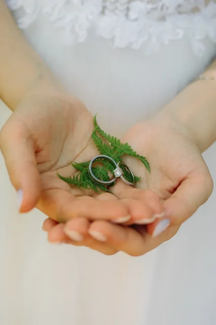 Всегда стараюсь сделать пару кадров с колечками, чтобы свадебная серия была наполнена разными детальками, так ее интереснее смотреть (фото автора)