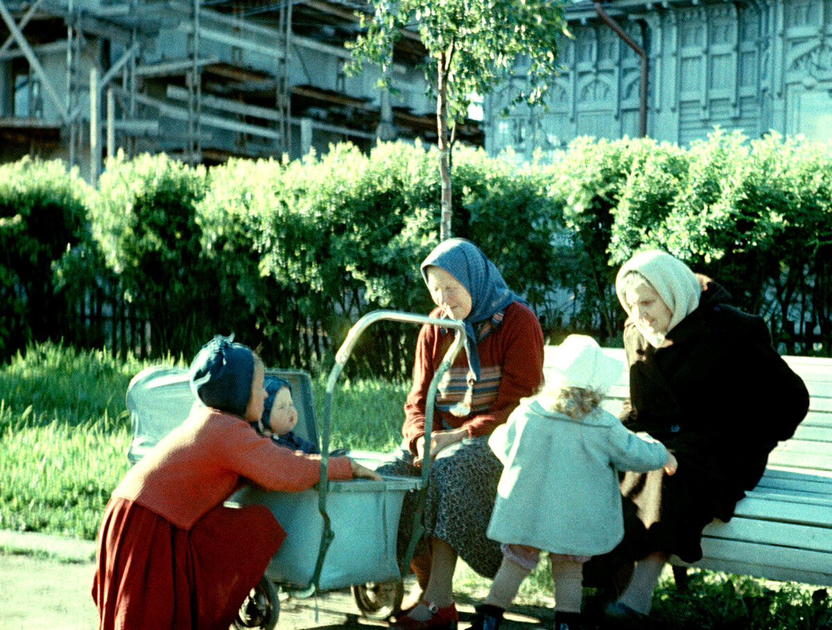 Бабушки советского времени. Советские люди. Старые советские фотографии. Бабушка с советским. Старые цветные фотографии.