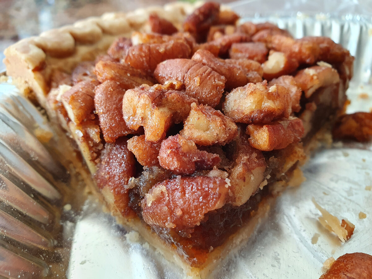 Мега-популярный пекановый пирог, последние два куска. Очень вкусно!