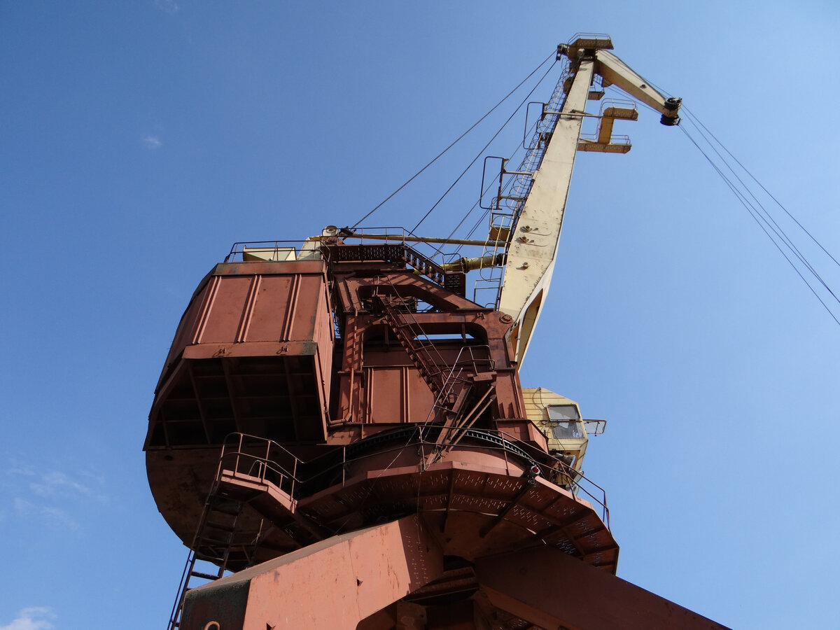 Величественное сооружение из металла