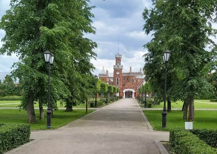 Замок. Вид со стороны парка. Фото из личного архива.