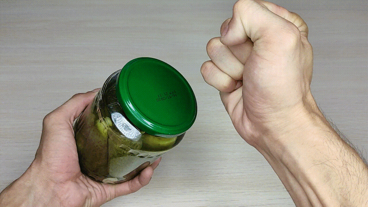 Слегка бьем кулаком по крышке и без усилий откручиваем ее