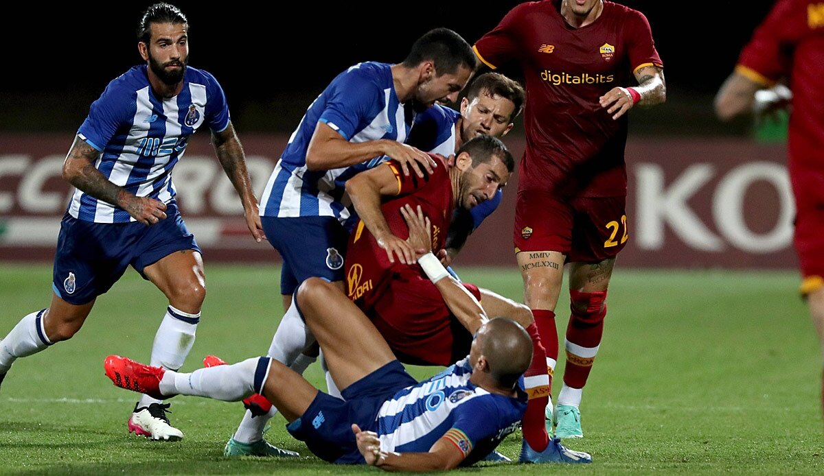 Разъяренный Генрих тут же налетел на Пепе – завязалась драка.