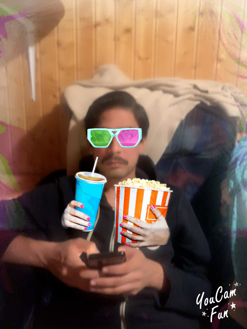 Сделала смешное фото Викрама на даче с использованием приложения (хотя ему совсем на нем не смешно, потому что оно уже двадцатое по счёту). Зато он тут совсем, как богиня Лакшми, а она вроде как удачу приносит. Да. Ха-ха.