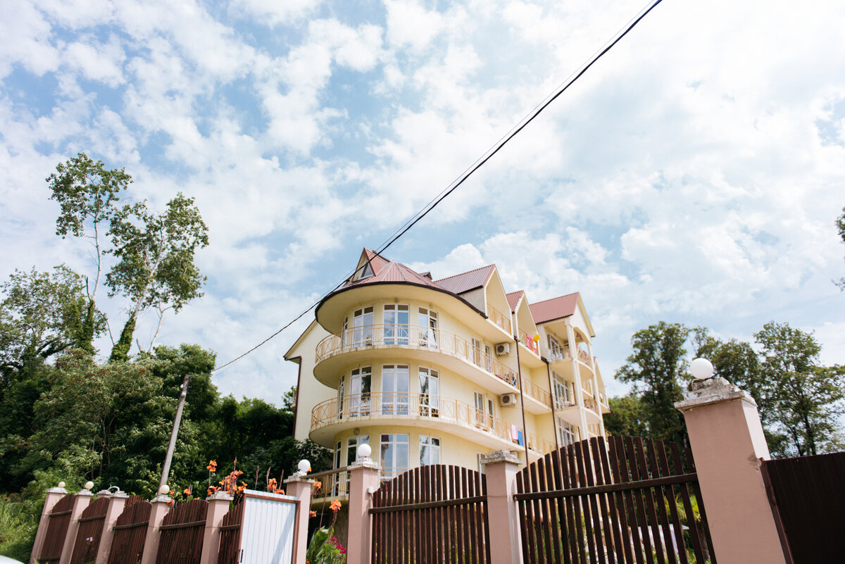 Отель дом солнца красная поляна. Йога отель дом солнца абхазия. Отель дом солнца сочи. Йога домик солнце сочи. Отель дом солнца сочи.