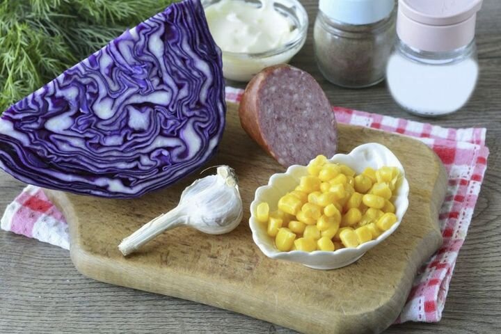 Салат с капустой, кукурузой и колбасой