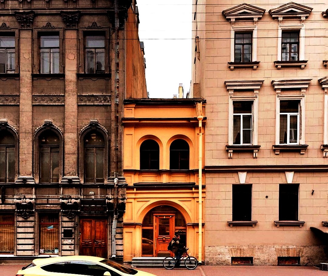 Если судить объективно, архитектура домика не может похвастаться особыми изысками. Единственное его убранство — массивная  дверь-новодел с барельефом в виде львиной головы. 