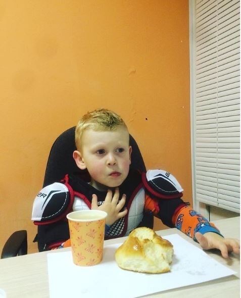 Награда за хорошую работу на льду. В 3,5 года хватало булочки и какао, теперь подавай донаты в любимой игре...