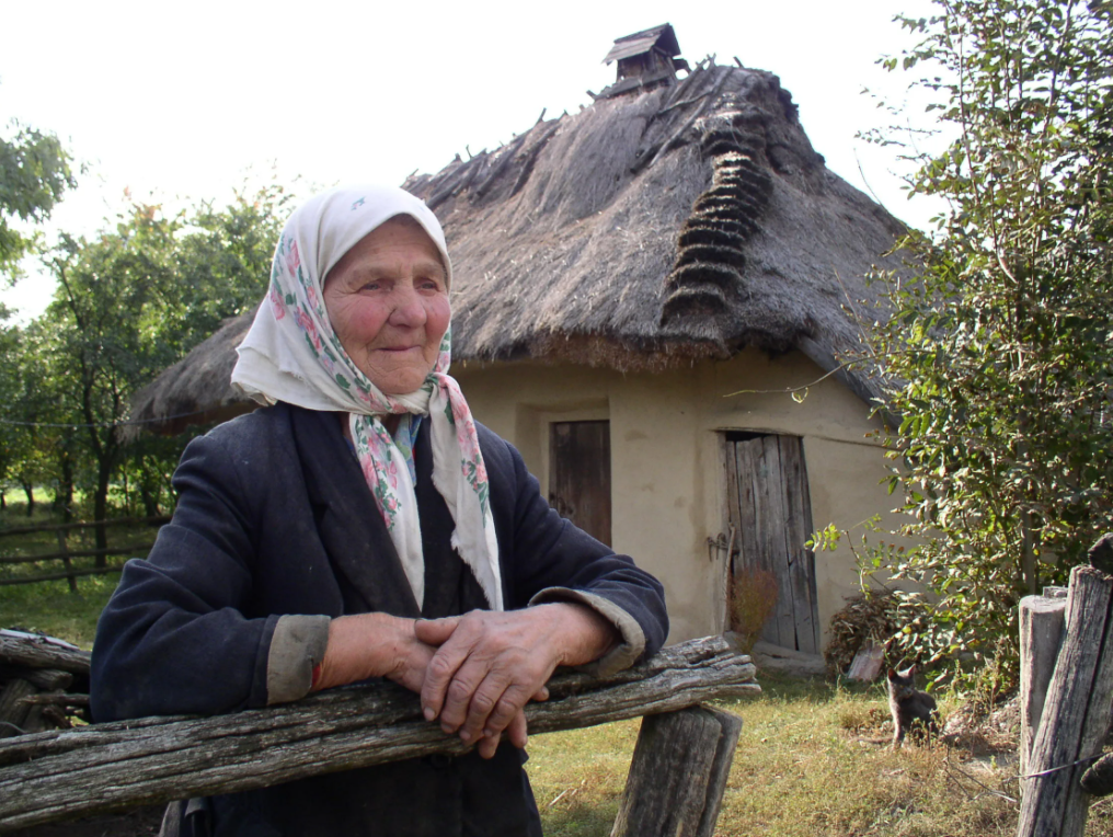 Старая бабка в доме. Деревня в Украине. Деревенский дом старушка. Старушка у дома. Старушка в селе.