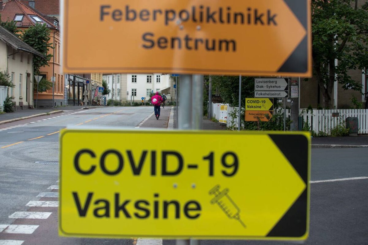 Вывеска центра вакцинации против Covid-19 в Осло, Норвегия, со 2 августа 2021 года. Шестьдесят семь процентов норвежцев полностью вакцинированы в стране с пятимиллионным населением. Фото / Getty