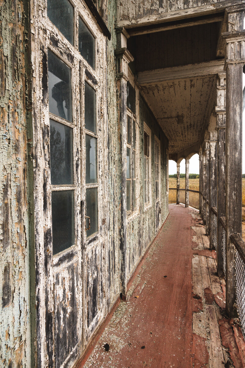Увидели заброшенный дебаркадер в дельте Волги. Оказалось, это бывший ...