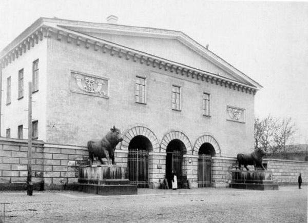 Скотопригонный двор на Обводном канале со скульптурами быков. Фото нач. 1900-х гг. источник - citywalls.ru